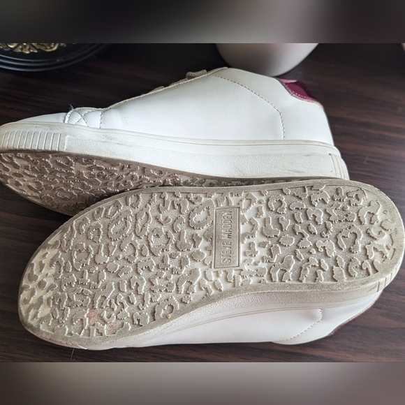 Girls Steve Maddenplatformwhite sneakers with pink heel accent. - Picture 4 of 9